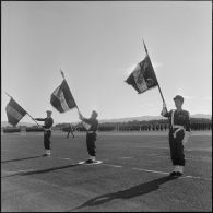 Des porte-drapeaux pendant la prise d'armes interarmées à l'occasion du 11 Novembre 1962.