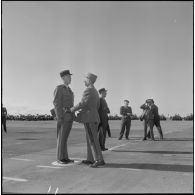 Le général de Brebisson remet une décoration lors de la prise d'armes interarmées à l'occasion du 11 Novembre 1962.