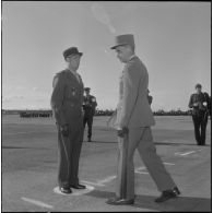 Le général de Brebisson remet une décoration lors de la prise d'armes interarmées à l'occasion du 11 Novembre 1962.