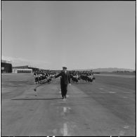 Défilé de la musique pendant la prise d'armes interarmées à l'occasion du 11 Novembre 1962.
