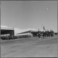 Défilé pendant la prise d'armes interarmées à l'occasion du 11 Novembre 1962.