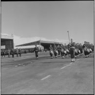 Défilé de la musique pendant la prise d'armes interarmées à l'occasion du 11 Novembre 1962.