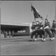 Défilé du 12e bataillon d'infanterie (BI) pendant la prise d'armes interarmées à l'occasion du 11 Novembre 1962.