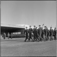 Défilé de l'artillerie pendant la prise d'armes interarmées à l'occasion du 11 Novembre 1962.