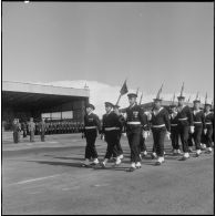 Défilé de la marine pendant la prise d'armes interarmées à l'occasion du 11 Novembre 1962.