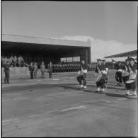Défilé pendant la prise d'armes interarmées à l'occasion du 11 Novembre 1962.