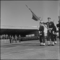 Défilé pendant la prise d'armes interarmées à l'occasion du 11 Novembre 1962.
