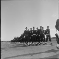 Défilé pendant la prise d'armes interarmées à l'occasion du 11 Novembre 1962.