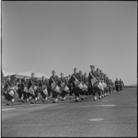 Défilé de la musique pendant la prise d'armes interarmées à l'occasion du 11 Novembre 1962.