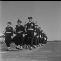 Défilé de la marine pendant la prise d'armes interarmées à l'occasion du 11 Novembre 1962.