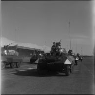 Défilé d'automitrailleuses Light armored car M8 pendant la prise d'armes interarmées à l'occasion du 11 Novembre 1962.