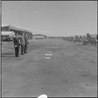 Défilé d'automitrailleuses Light armored car M8 pendant la prise d'armes interarmées à l'occasion du 11 Novembre 1962.