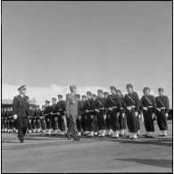 Revue des troupes par le général de Brebisson pendant la prise d'armes interarmées à l'occasion du 11 Novembre 1962.