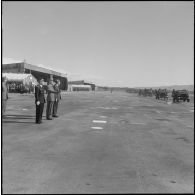 Défilé de camions Dodge WC63 pendant la prise d'armes interarmées à l'occasion du 11 Novembre 1962.