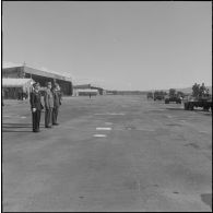 Défilé d'automitrailleuses Light armored car M8 pendant la prise d'armes interarmées à l'occasion du 11 Novembre 1962.