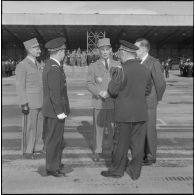 Les autorités s'entretiennent pendant la prise d'armes interarmées à l'occasion du 11 Novembre 1962.