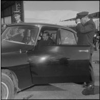 Jean-Marcel Jeanneney et le général de Brebisson s'installent dans une voiture Citroën DS après la prise d'armes interarmées à l'occasion du 11 Novembre 1962.