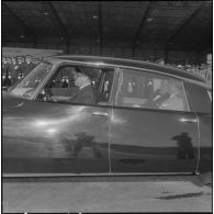 Jean-Marcel Jeanneney et le général de Brebisson s'installent dans une voiture Citroën DS après la prise d'armes interarmées à l'occasion du 11 Novembre 1962.