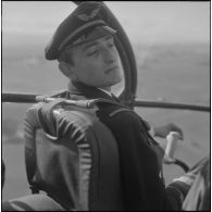 Portrait d'un pilote dans son cockpit.