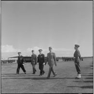 Revue des troupes par le général de Brebisson pendant la prise d'armes interarmées à l'occasion du 11 Novembre 1962.