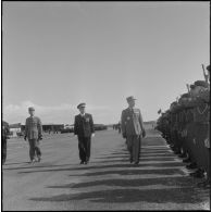 Revue des troupes par le général de Brebisson pendant la prise d'armes interarmées à l'occasion du 11 Novembre 1962.