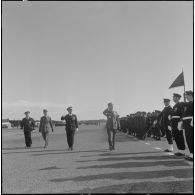 Revue des troupes par le général de Brebisson pendant la prise d'armes interarmées à l'occasion du 11 Novembre 1962.