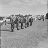 Les autorités assistent au défilé lors de la prise d'armes à l'occasion de la dissolution du Centre d'instruction du service du matériel n° 3 (CISM n°3).