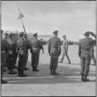 Le général Picquet passe les troupes en revue lors de la prise d'armes à l'occasion de la dissolution du Centre d'instruction du service du matériel n° 3 (CISM n°3).