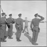 Le général Picquet passe les troupes en revue lors de la prise d'armes à l'occasion de la dissolution du Centre d'instruction du service du matériel n° 3 (CISM n°3).