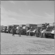 Le général Picquet passe les troupes en revue lors de la prise d'armes à l'occasion de la dissolution du Centre d'instruction du service du matériel n° 3 (CISM n°3).