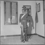 Un mannequin soldat en uniforme avec armes exposé dans la salle d'honneur du 5e régiment de chasseurs d'Afrique (RCA) à Maison Carrée.