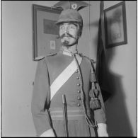 Un mannequin soldat en uniforme exposé dans la salle d'honneur du 5e régiment de chasseurs d'Afrique (RCA) à Maison Carrée.