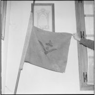 Un fanion exposé dans la salle d'honneur du 5e régiment de chasseurs d'Afrique (RCA) à Maison Carrée.