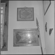 Détail d'objets exposés dans la salle d'honneur du 5e régiment de chasseurs d'Afrique (RCA) à Maison Carrée.