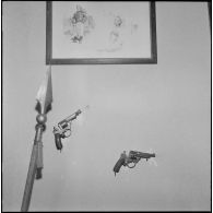 Détail d'objets exposés dans la salle d'honneur du 5e régiment de chasseurs d'Afrique (RCA) à Maison Carrée.