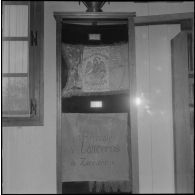 Deux étendards exposés dans la salle d'honneur du 5e régiment de chasseurs d'Afrique (RCA) à Maison Carrée.