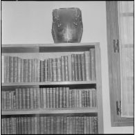 L'armoire des livres dans la salle d'honneur du 5e régiment de chasseurs d'Afrique (RCA) à Maison Carrée.