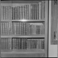 L'armoire des livres dans la salle d'honneur du 5e régiment de chasseurs d'Afrique (RCA) à Maison Carrée.