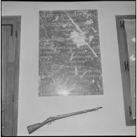Détail d'objets exposés dans la salle d'honneur du 5e régiment de chasseurs d'Afrique (RCA) à Maison Carrée.