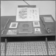 Détail d'objets exposés dans la salle d'honneur du 5e régiment de chasseurs d'Afrique (RCA) à Maison Carrée.