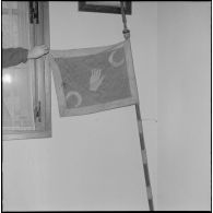 Un fanion exposé dans la salle d'honneur du 5e régiment de chasseurs d'Afrique (RCA) à Maison Carrée.