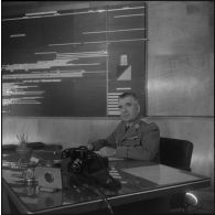 Portrait du colonel Coquemat à son bureau.