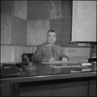 Portrait du colonel Coquemat à son bureau.