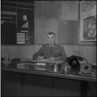 Portrait du colonel Coquemat à son bureau.