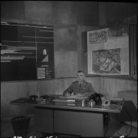 Portrait du colonel Coquemat à son bureau.