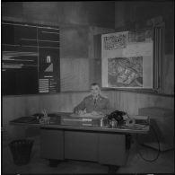 Portrait du colonel Coquemat à son bureau.