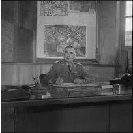 Portrait du colonel Coquemat à son bureau.