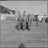 Section d'élèves gradés en cours d'ordre serré et maniement d'armes, au 1er bataillon du 26ème régiment d'infanterie (RI) au camp des anglais.