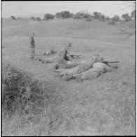 Section d'élèves gradés tirant à la mitrailleuse de 30, au 1er bataillon du 26ème régiment d'infanterie (RI) au camp des anglais.