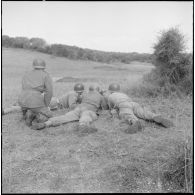 Section d'élèves gradés tirant à la mitrailleuse de 30, au 1er bataillon du 26ème régiment d'infanterie (RI) au camp des anglais.